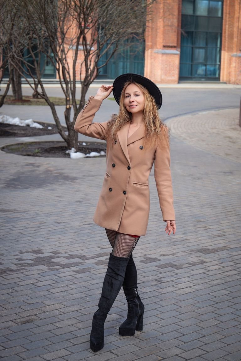 Fall outfit ideas for women with a camel coat and ankle boots.