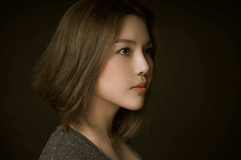 Korean hairstyles for women face-framing layered haircut suited to your face shape