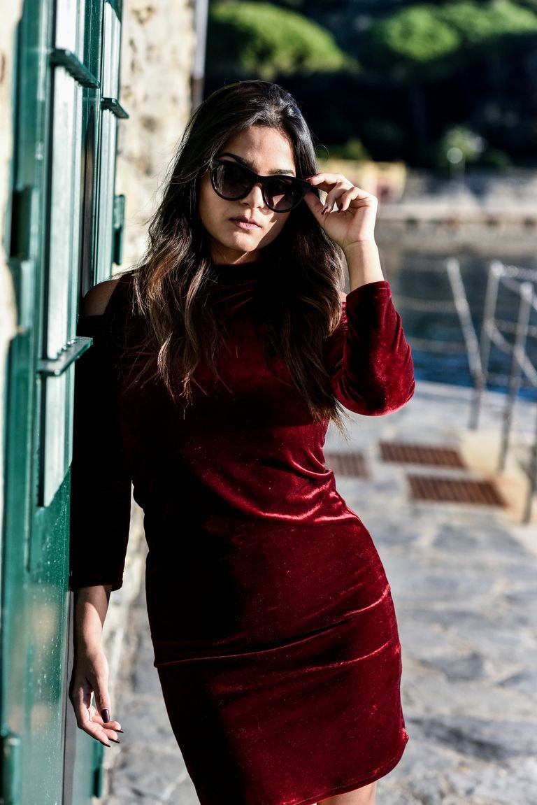 Wedding guest outfit ideas burgundy velvet dress for a fall wedding